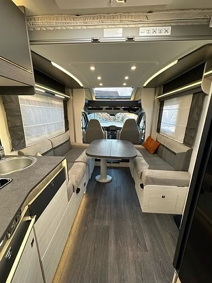 Challenger 380 9 of 30