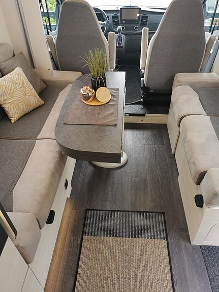 Challenger 380 8 of 30
