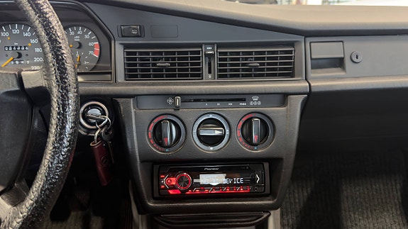 Mercedes-Benz 190 E 25 of 30