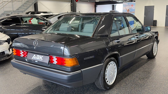 Mercedes-Benz 190 E 10 of 30