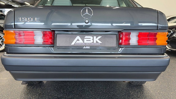 Mercedes-Benz 190 E 13 of 30