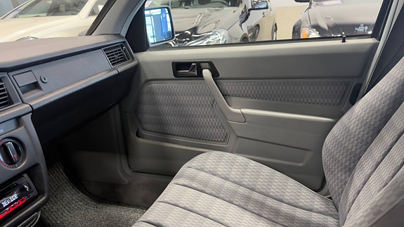 Mercedes-Benz 190 E 27 of 30