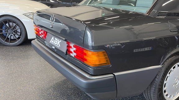 Mercedes-Benz 190 E 11 of 30