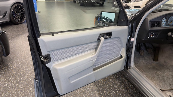 Mercedes-Benz 190 E 18 of 30