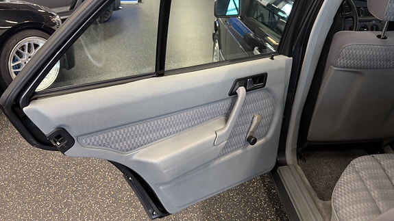 Mercedes-Benz 190 E 28 of 30