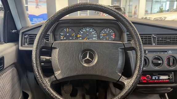 Mercedes-Benz 190 E 21 of 30