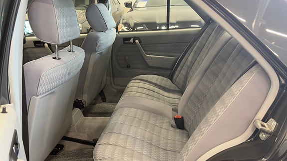 Mercedes-Benz 190 E 29 of 30