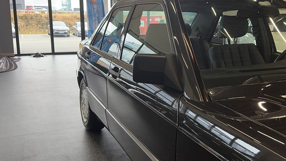 Mercedes-Benz 190 E 9 of 30