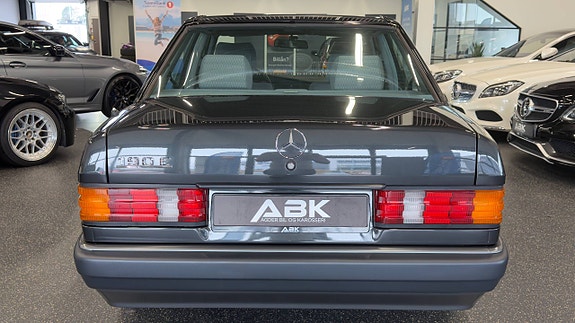 Mercedes-Benz 190 E 12 of 30