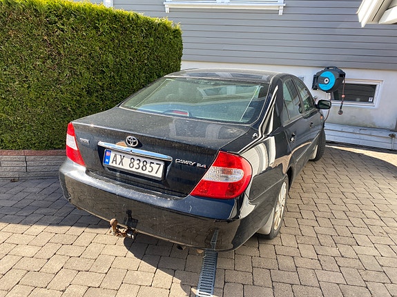 Toyota Camry 2 of 4