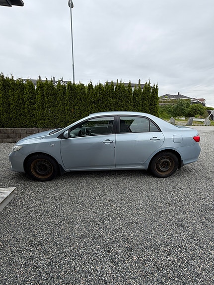 Toyota Corolla 2 of 4