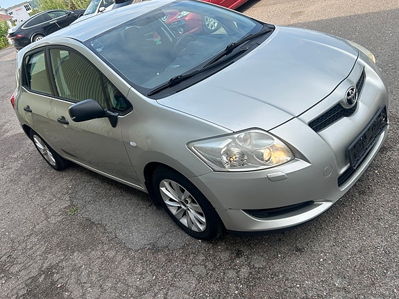 Toyota Auris 2 of 4