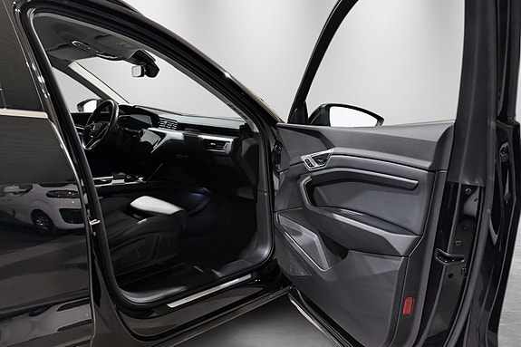 Audi e-tron 26 of 30