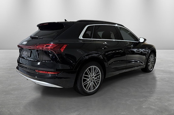 Audi e-tron 8 of 30