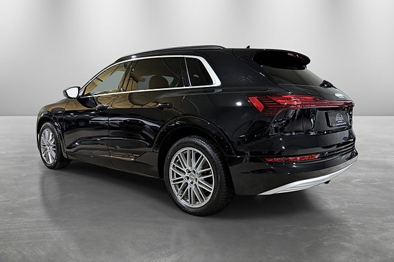 Audi e-tron 4 of 30