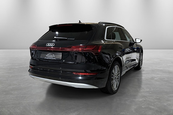 Audi e-tron 7 of 30