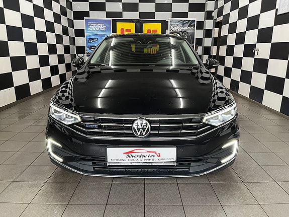 Volkswagen Passat 3 of 30