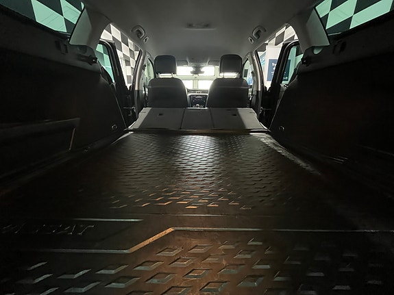 Volkswagen Passat 19 of 30