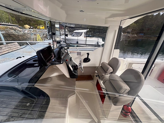 Quicksilver Arvor 690 2 of 7