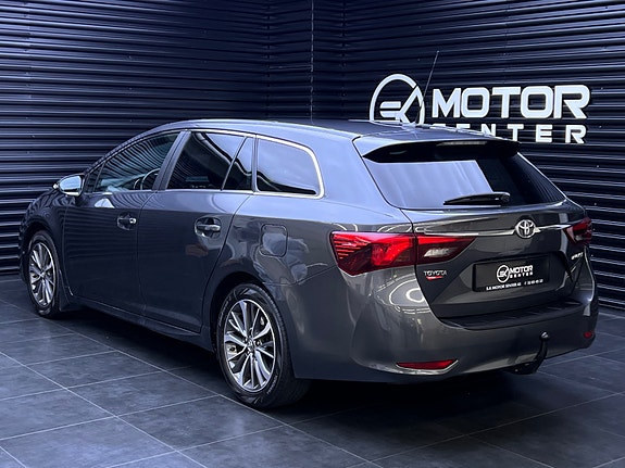 Toyota Avensis 2 of 5