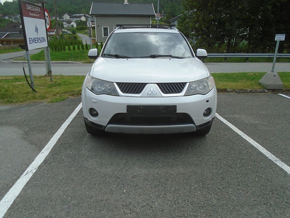 Mitsubishi Outlander 2 of 5