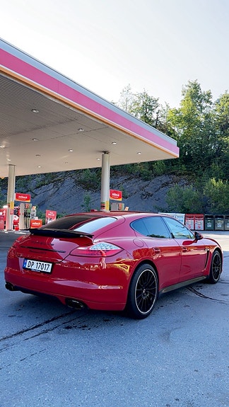 Porsche Panamera 4 3 of 7