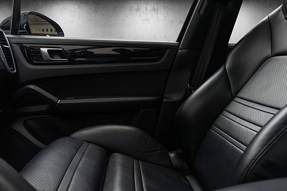 Porsche Cayenne 23 of 30