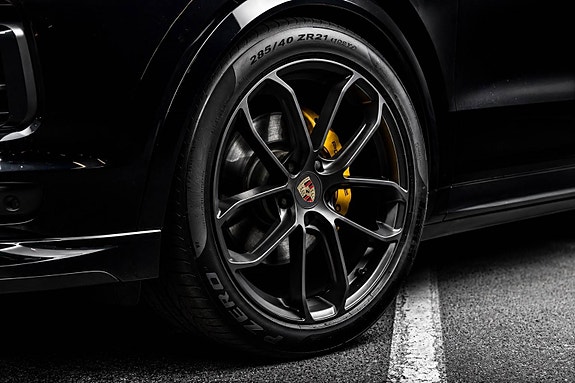 Porsche Cayenne 3 of 5