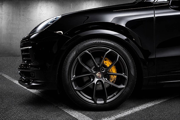 Porsche Cayenne 4 of 5
