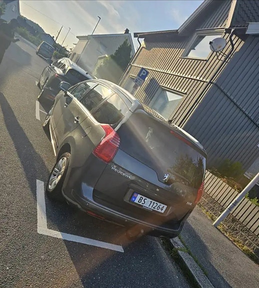 Peugeot 5008 2 of 5