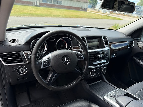 Mercedes-Benz GL350 12 of 24