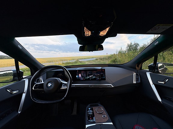 BMW iX 18 of 20