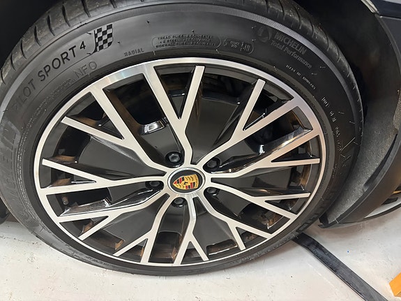 Porsche Taycan 24 of 29