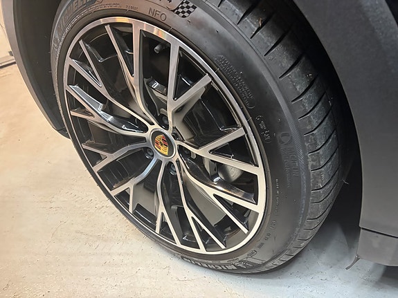 Porsche Taycan 21 of 29