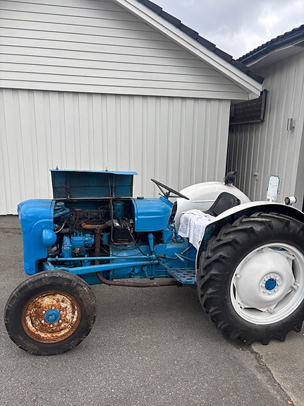 Ford Dexta 3 of 5