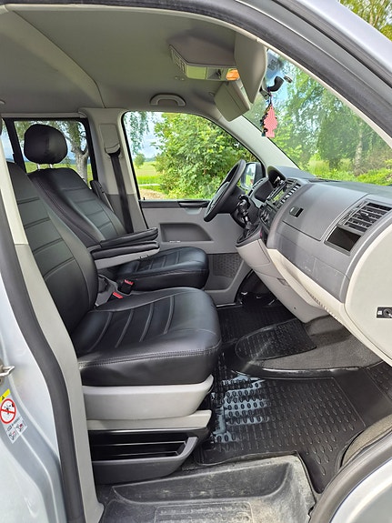 Volkswagen Caravelle 3 of 5