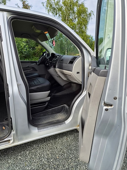 Volkswagen Caravelle 4 of 5