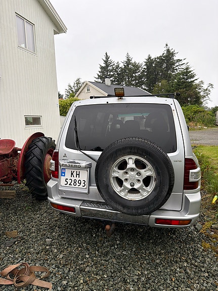 Mitsubishi Pajero 3 of 5