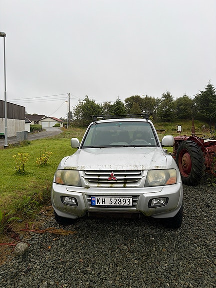 Mitsubishi Pajero 2 of 5