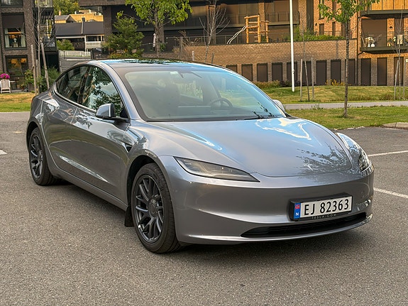 Tesla Model 3 4 of 5