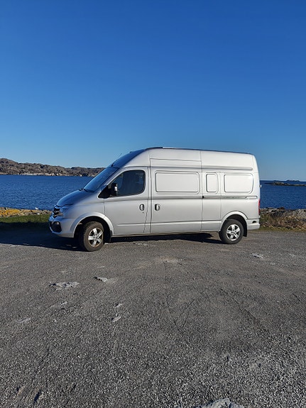 Maxus ev80 2 of 4