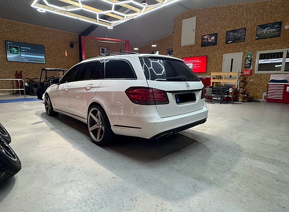 Mercedes-Benz E220 11 of 28