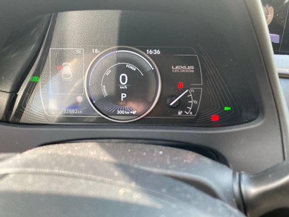 Lexus UX300e 7 of 17