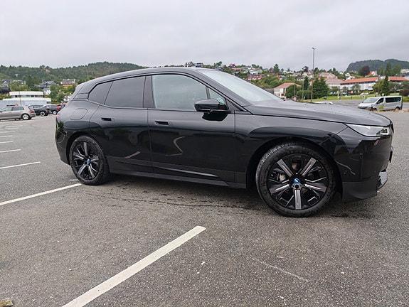 BMW iX 4 of 5