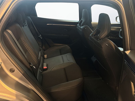 Bakseter i komfortabel stoffkvalitet med Isofix-fester.