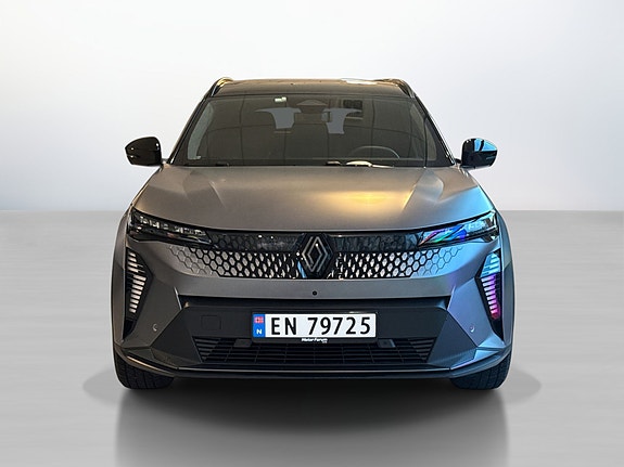 Moderne LED-lys og markant grill med parking assist.