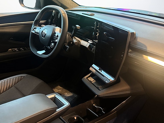 Stor berøringsskjerm med Apple CarPlay og avansert navigasjon.
