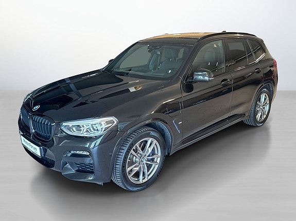 Elegant front med sporty hjul og Shadow Line-detaljer.