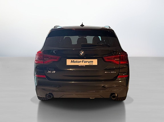 Dual eksos og distinkte baklys kompletterer den sporty stilen.
