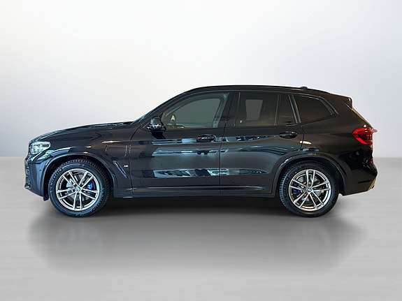 Sideshot med 19" felger og high-gloss Shadow Line finish.